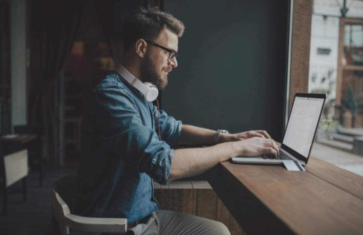 Teilnehmer in interaktiver Lernumgebung während praktischer Übungen zu Einflusstechniken