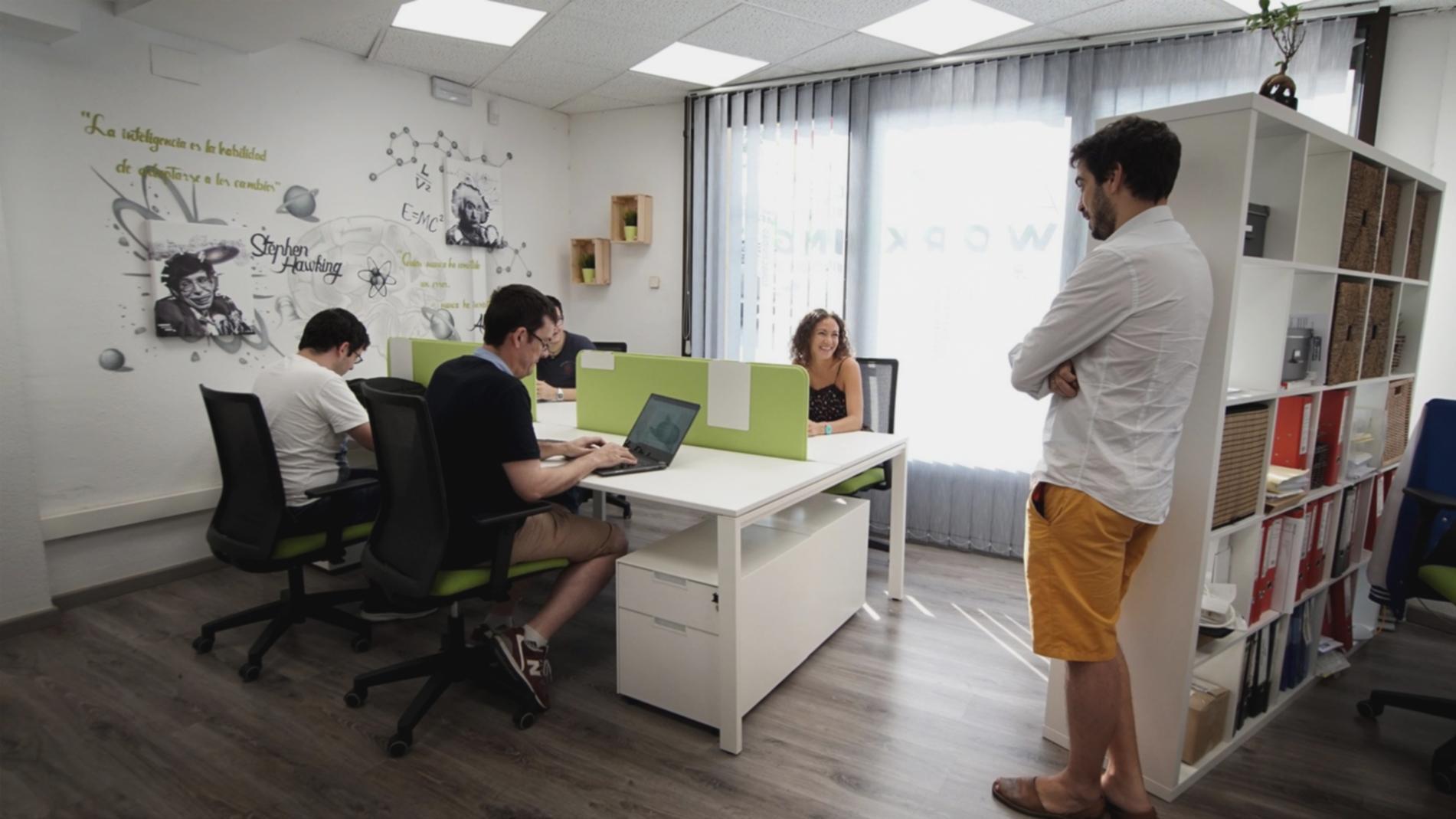 Teilnehmer während einer praktischen Übungseinheit zur Verbesserung der Kommunikationsfähigkeiten